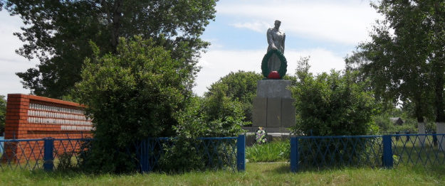 с. Верне-Чуфичево Старооскольского р-на. Памятник по улице Майской 9, установленный на братской могиле, в которой похоронено 519 советских воинов, в т.ч. 461 неизвестный, погибший в 1943 году.