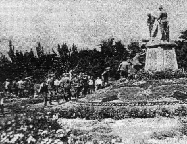 Немцы сносят памятник Сталину. Август 1941 г.