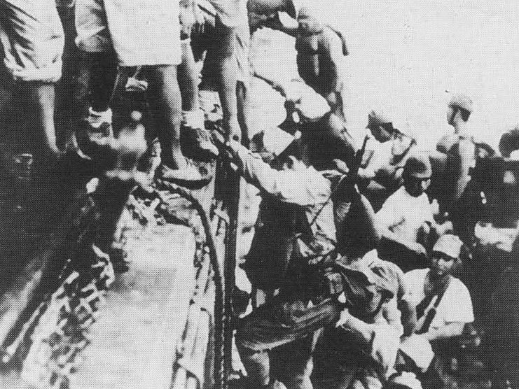 Японские войска грузятся на эсминец «Токийского экспресса» перед отправкой на Гуадалканал. 
