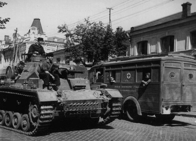 Немецкие войска занимают город. Август 1941 г.