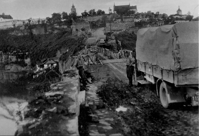 Венгерские солдаты с грузовиком у Турецкого моста. 1941 г.
