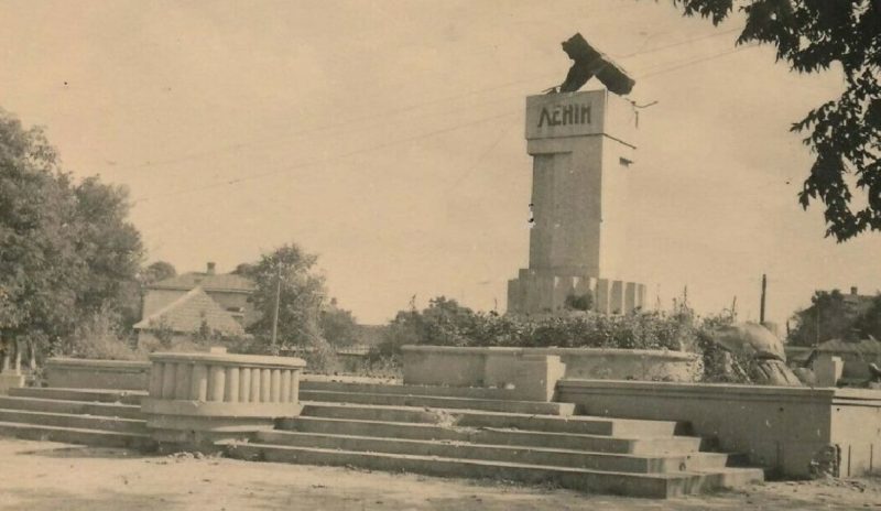 Разрушенный памятник Ленину. Сентябрь 1941 г.