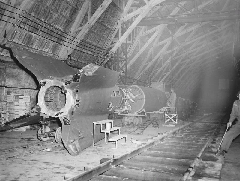 Сборка ракет ракеты «Фау-2» на подземном заводе. 