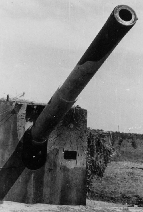Захваченное немцами 203-мм орудие.