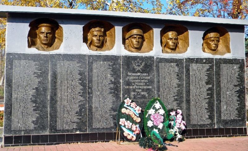 с. Большая Ивановка Новооскольского р-на. Памятник, установленный на братской могиле, в которой похоронено 19 советских воина, погибших в 1943 году.