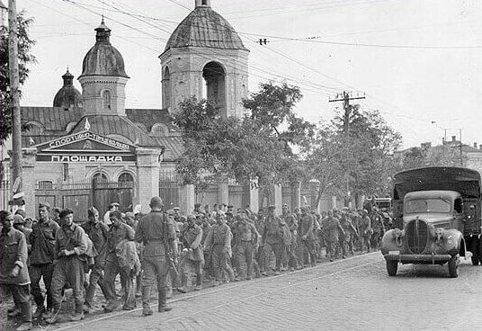 Советские военнопленные на улице Соборной. Сентябрь 1941 г.
