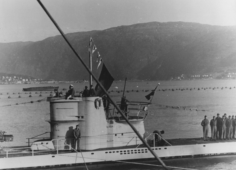 Возвращение немецкой подлодки «U-255» на базу после потопления 4 судов конвоя PQ-17.
