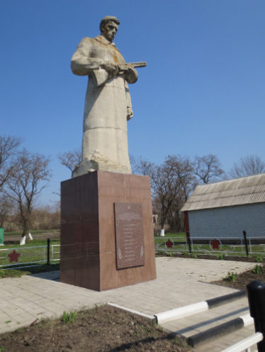 с. Большая Ивановка Новооскольского р-на. Памятник, установленный на братской могиле, в которой похоронено 19 советских воина, в т.ч. 12 неизвестных, погибших в 1943 году. 