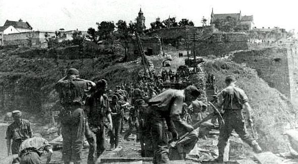 Мадьярские саперы восстанавливают Старый мост. Август 1941 г. 