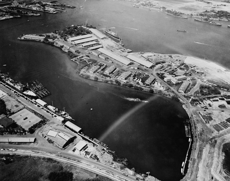 Вид с воздуха на Перл-Харбор. Склады снабжения и подводные лодки. 13 октября 1941 г.