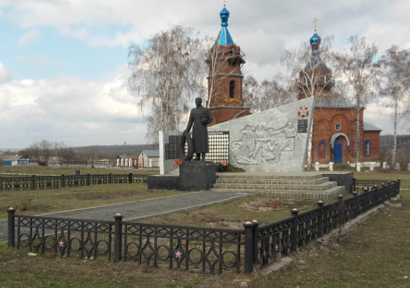 с. Дмитриевка Старооскольского р-на. Памятник по улице Садовой 59, установленный на братской могиле, в которой похоронено 53 советских воина, в т.ч. 17 неизвестных, погибших в 1943 году.