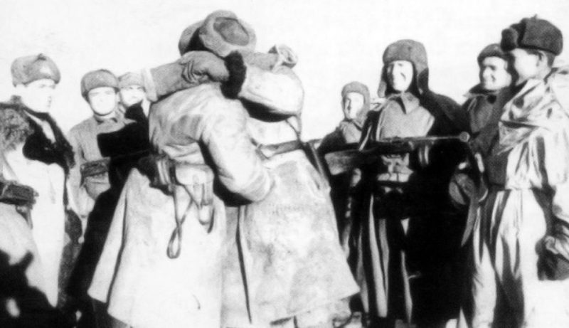 Встреча бойцов 21-й и 62-й армии на северо-западных склонах Мамаева кургана. 26 января 1943 г.