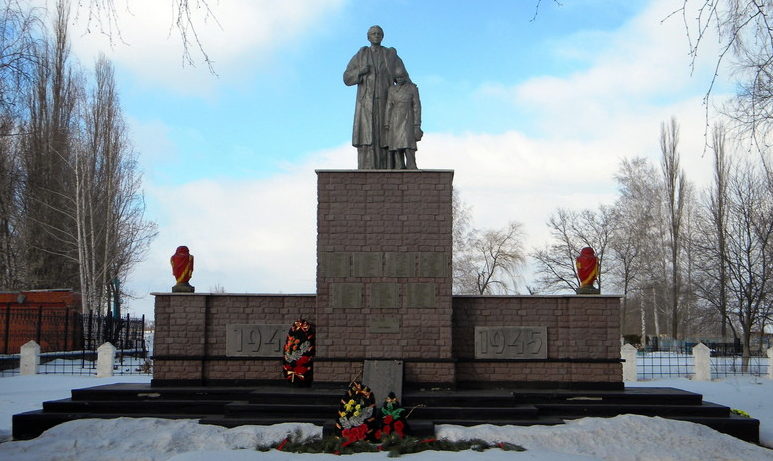 с. Долгая Поляна Старооскольского р-на. Памятник по улице Центральной 9, установленный на братской могиле, в которой похоронено 370 советских воинов, в т.ч. 345 неизвестных, погибших в 1943 году.