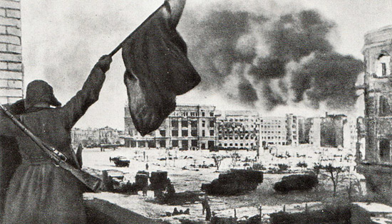 В Сталинграде поднят Красный флаг. 1943 г.