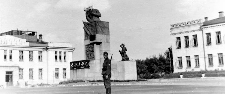Поврежденный памятник Ленину. 1941 г.