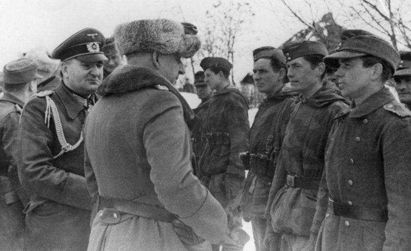 Командующий группы армий «Юг» генерал-фельдмаршал Эрих фон Манштейн с солдатами 8-й армии Вермахта в районе Черкасс. Ноябрь 1943 г.