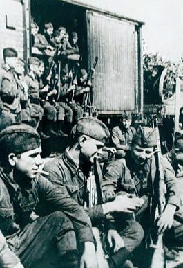 Горожане-добровольцы отправляются на фронт. 1941 г.