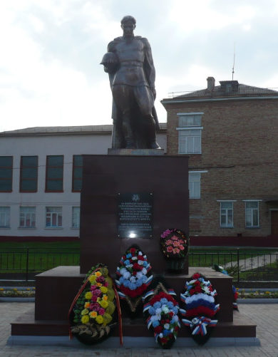 с. Великомихайловка Новооскольского р-на. Памятник на площади Первой Конной Армии, установленный на братская могила, в которой похоронено 137 советских воинов, погибших в 1943 году. 