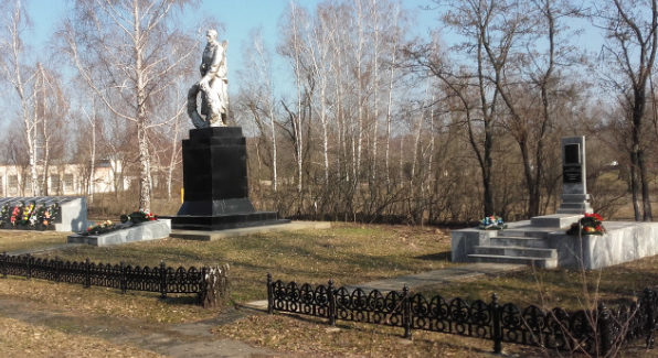  с. Котово Старооскольского р-на. Памятник, установленный на братской могиле, в которой похоронен 41 советский воин, в т.ч. 3 неизвестных, погибших в 1943 году.