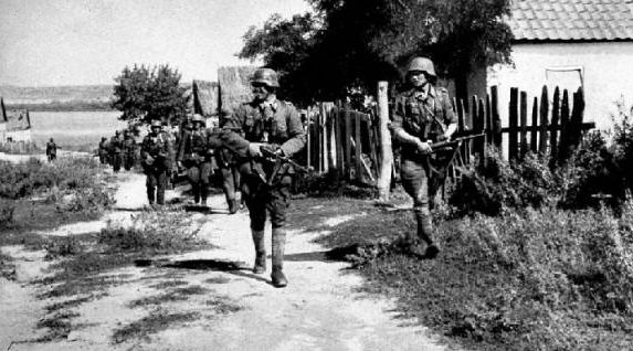 Немецкие войска входят в город. Август 1941 г. 