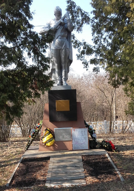 п. Набокино Старооскольского р-на. Памятник 17-ти героям-бронебойщикам, защищавшим разъезд Набокино.