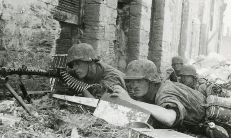 Пропагандистские постановочные фото из Херсона дивизии Лейбштандарт Адольф Гитлер. Август 1941 г.