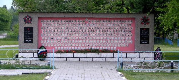 с. Голубино Новооскольского р-на. Памятник, установленный на братской могиле, в которой похоронено 68 советских воинов, в т.ч. 33 неизвестных, погибших в 1943 году. 