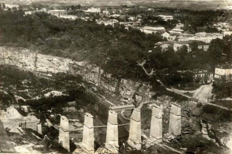 Разрушенный Новоплановский мост. 1942 г. 