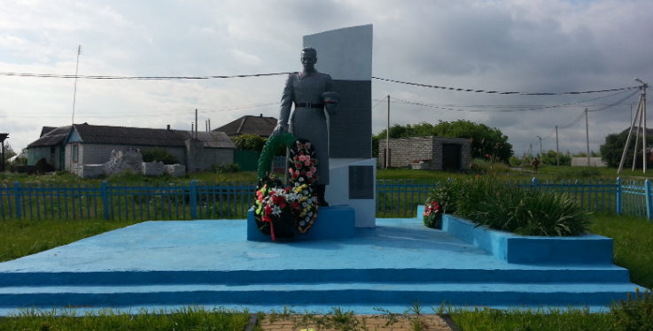  с. Новокладовое Старооскольского р-на. Памятник, установленный на братской могиле, в которой похоронено 29 советских воинов, в т.ч. 7 неизвестных, погибших в 1943 году.