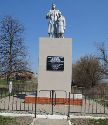  с. Гущенка Новооскольского р-на. Памятник, установленный на братской могиле, в которой похоронено 19 советских воинов, в т.ч. 16 неизвестных, погибших в 1943 году. 