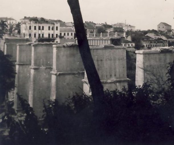 Разрушенный Новоплановский мост. 1942 г. 