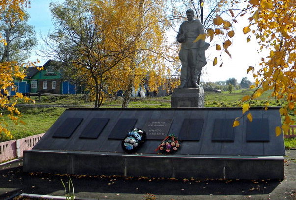 с. Киселевка Новооскольского р-на. Памятник по улице Школьной, установленный в честь погибших земляков.