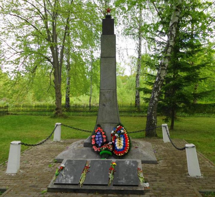 п. Долгоруково Багратионовского городского округа. Памятник по улице Молодежной, установленный в 1953 году на братской могиле, в которой похоронено 100 советских воинов, погибших в марте 1945 года. 