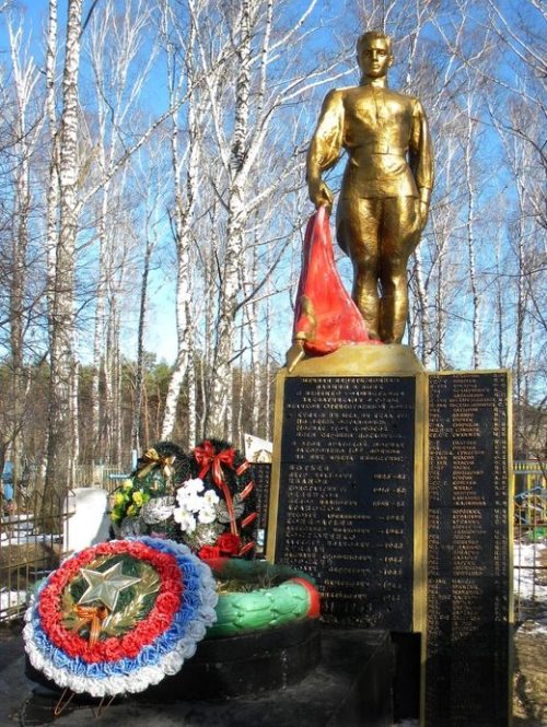с. Озерки Старооскольского р-на. Памятник, установленный на братской могиле, в которой похоронено 108 советских воинов, в т.ч. 85 неизвестных, погибших в 1943 году.