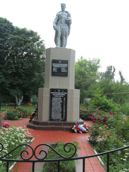 с. Крюк Новооскольского р-на. Памятник, установленный на братской могиле, в которой похоронено 15 советских воинов, в т.ч. 7 неизвестных, погибших в 1943 году. 