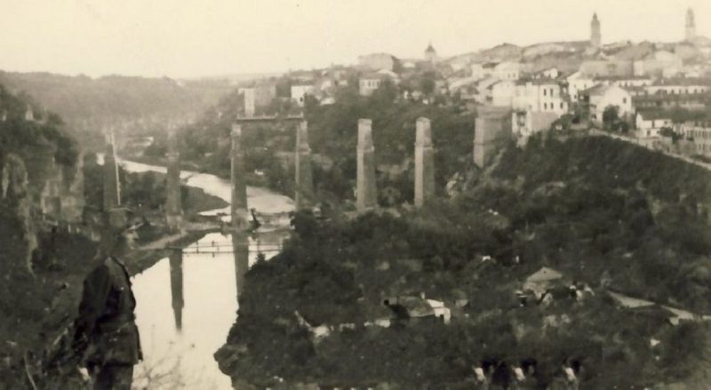 Разрушенный Новоплановский мост. 1942 г.