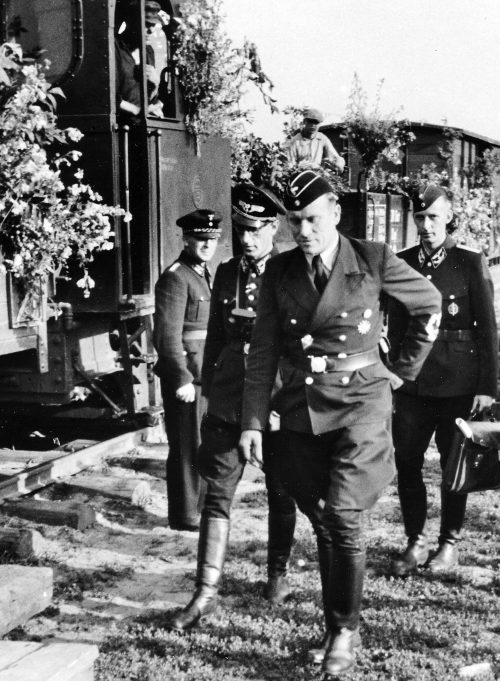 Государственный секретарь от имперского министерства транспорта Альберт Гансенмюллер прибыл на восстановление ж/д моста через Днепр. Август 1941 г.