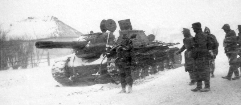 Солдаты вермахта у брошенной советской САУ СУ-152, во время прорыва из окружения под Черкассами. Февраль 1944 г. 