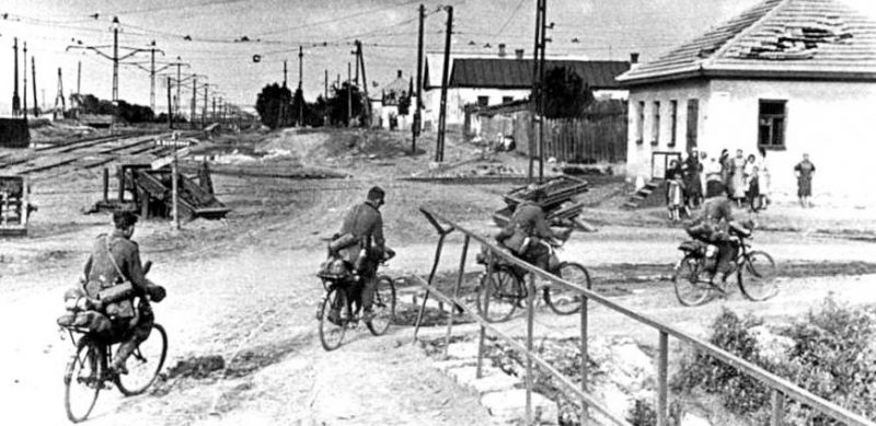 Немецкие войска входят в город. Июль 1942 г.