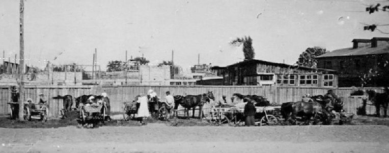 Уличная торговля в городе. 1943 г. 