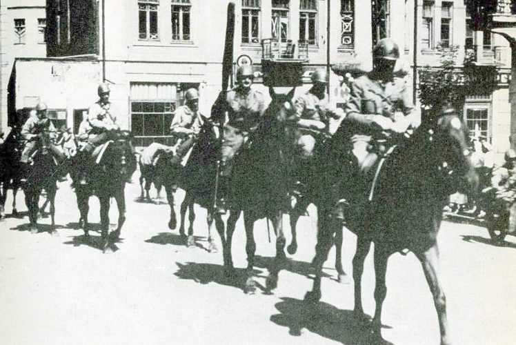 Итальянские войска входят в город. 17 июля 1942 г.