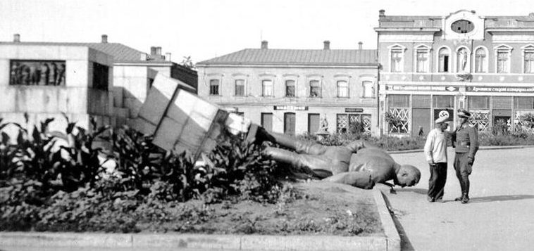 Разрушенный памятник Кирову. Август 1941 г.