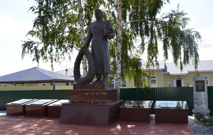 с. Сорокино Старооскольского р-на. Памятник, установленный на братской могиле, в которой похоронено 82 советских воинов, в т.ч. 46 неизвестный, погибших в 1943 году.