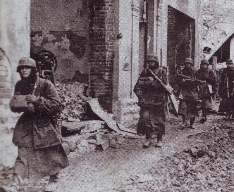 Немецкая пехота во время обороны города. Март 1944 г.