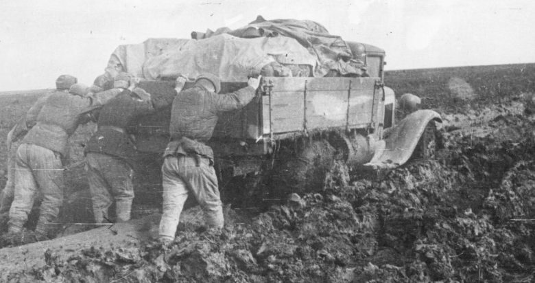 Красноармейцы выталкивают грузовик, застрявший под Кривым Рогом. Февраль 1944 г. 