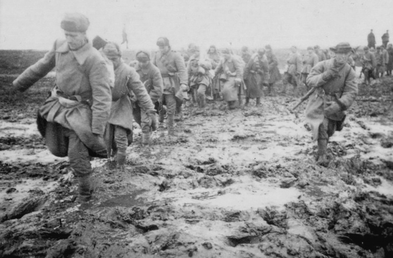 Советская пехота на подступах к городу. Февраль 1944 г.