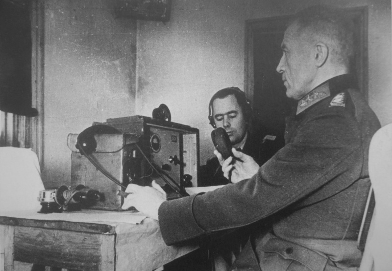 Пленный немецкий генерал, председатель «Союза немецких офицеров» Вальтер фон Зейдлиц-Курцбах обращается к частям немецкой армии в «Черкасском котле» с призывом сложить оружие. Февраль 1944 г. 