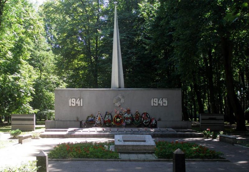 г. Калининград. Мемориал по улице Киевской, установленный в 1952 году на братской могиле, в которой похоронено более 500 советских воинов. Братская могила образовалась в ходе боевых действий. Архитектор - Е.П. Тронин.