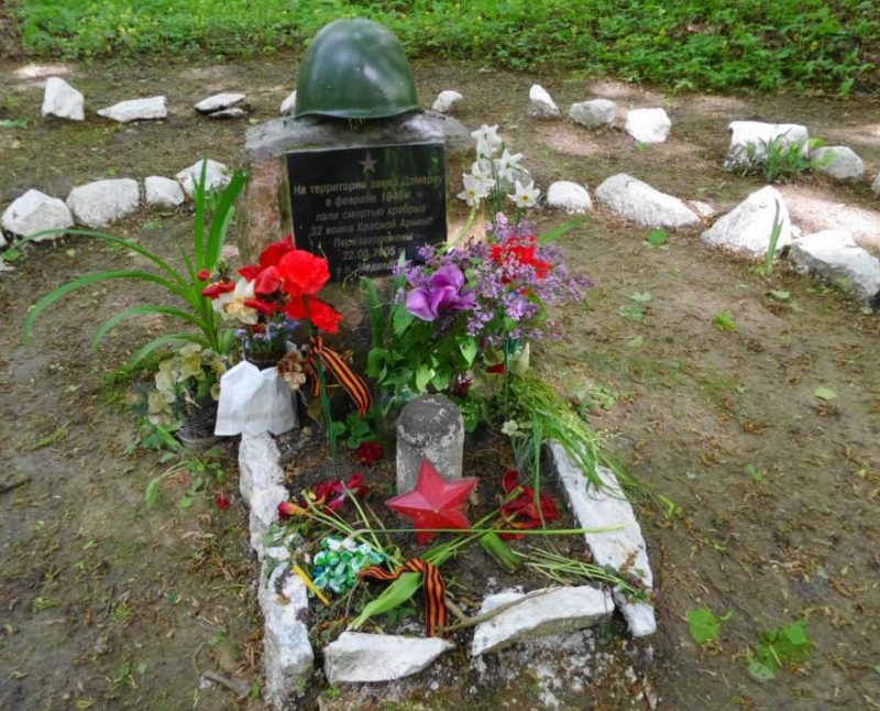 п. Корнево Багратионовского городского округа. Памятный знак на месте захоронения 32 советских воинов, павших в феврале 1945 года юго-восточнее Цинтена в районе лесного замка Дамерау.