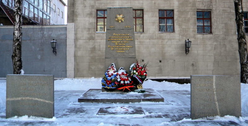 г. Старый Оскол. Памятник 72 работникам механического завода, погибшим в годы войны.